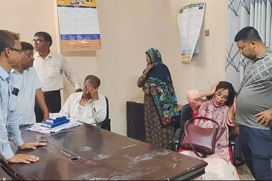 রাজশাহীতে জুতাপেটার শিকার সেই নারী শিক্ষক সাময়িক বরখাস্ত