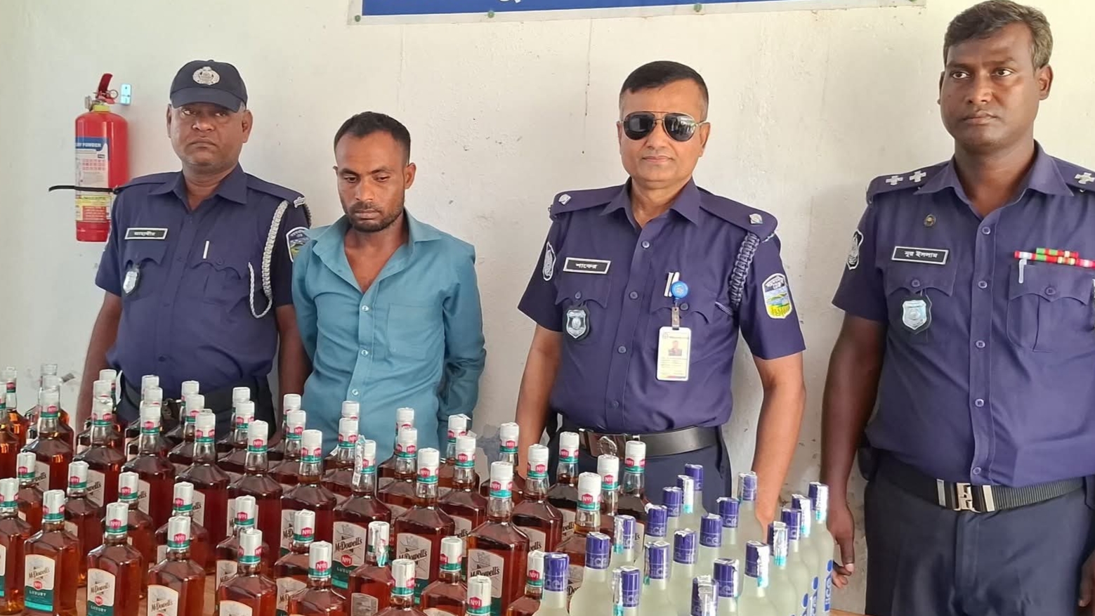 পুলিশ দেখে দৌড়ে পালানোর চেষ্টা, অভিযানে ৮০ বোতল মদসহ চোরাকারবারি আটক