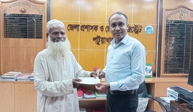 অসহায় বৃদ্ধের চোখে জল মুছে দিলেন ডিসি: পটুয়াখালীতে মানবতার অনন্য নজির