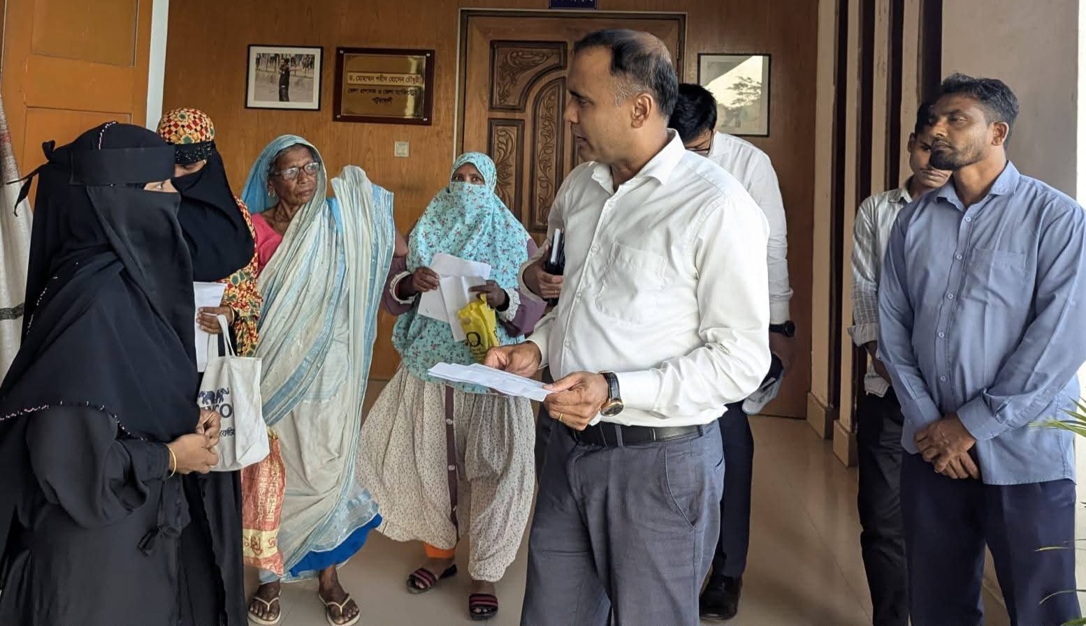 অফিস শেষেও মানুষের পাশে পটুয়াখালীর ডিসি: ২৪ ঘন্টায় ঘর পেলেন ৩ অসহায় নারী