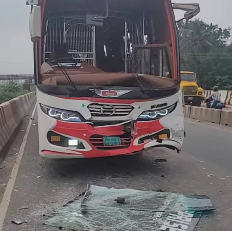 কালিয়াকৈর ঢাকা টাঙ্গাইল মহাসড়কে বাস,ট্রাক কভারভ্যান ত্রিমুখী সংঘর্ষে নিহত ১ 