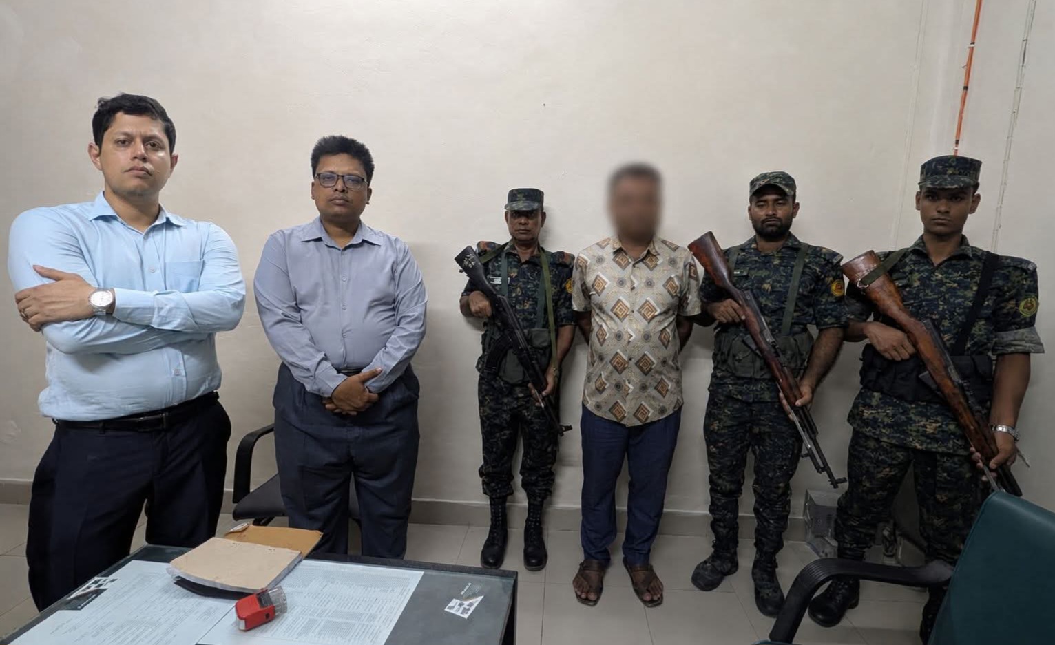 পটুয়াখালীর এলও শাখা দালাল মুক্ত করতে ডিসির নির্দেশনায় সাঁড়াশি অভিযান দালাল আটক 