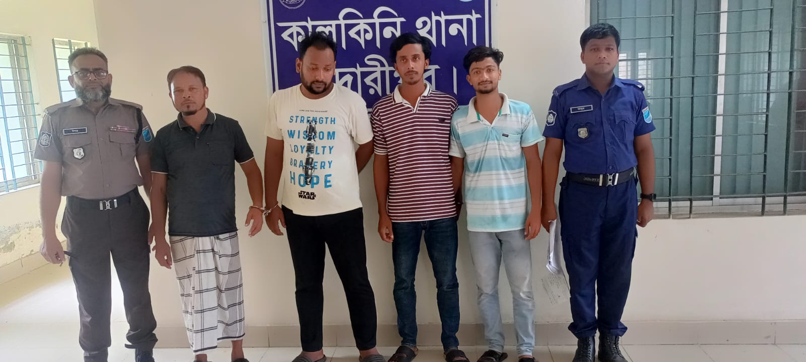 মাদারীপুরের কালকিনিতে দুই কেজি গাঁজাসহ আটক-৩ 