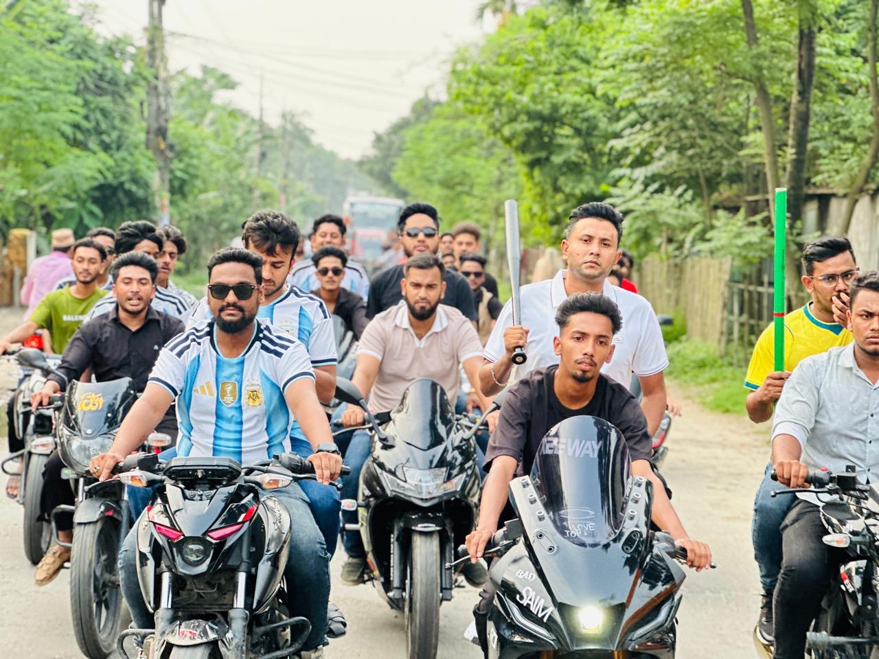 নিষিদ্ধ ছাত্রলীগের অস্থিতিশীলতার আশঙ্কায় সিরাজগঞ্জে ছাত্রদল-যুবদলের বিশাল বিক্ষোভ ও মহড়া
