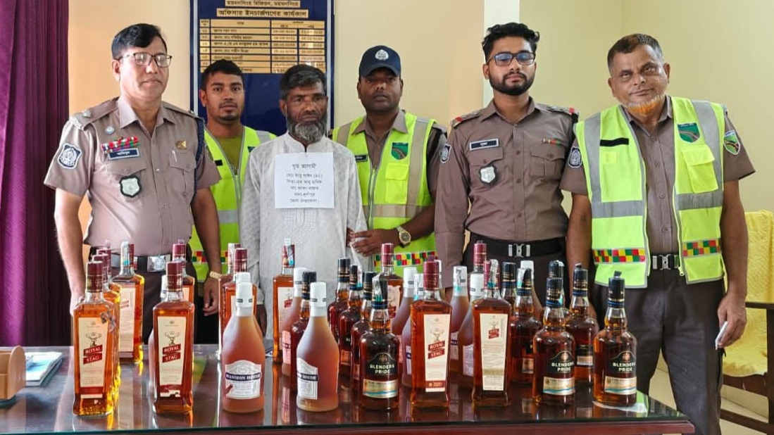 সিএনজিতে অভিনব কায়দায় বিদেশী মাদক পাচারকালে নেত্রকোণায় ৩৬ বোতল মদসহ আটক ১