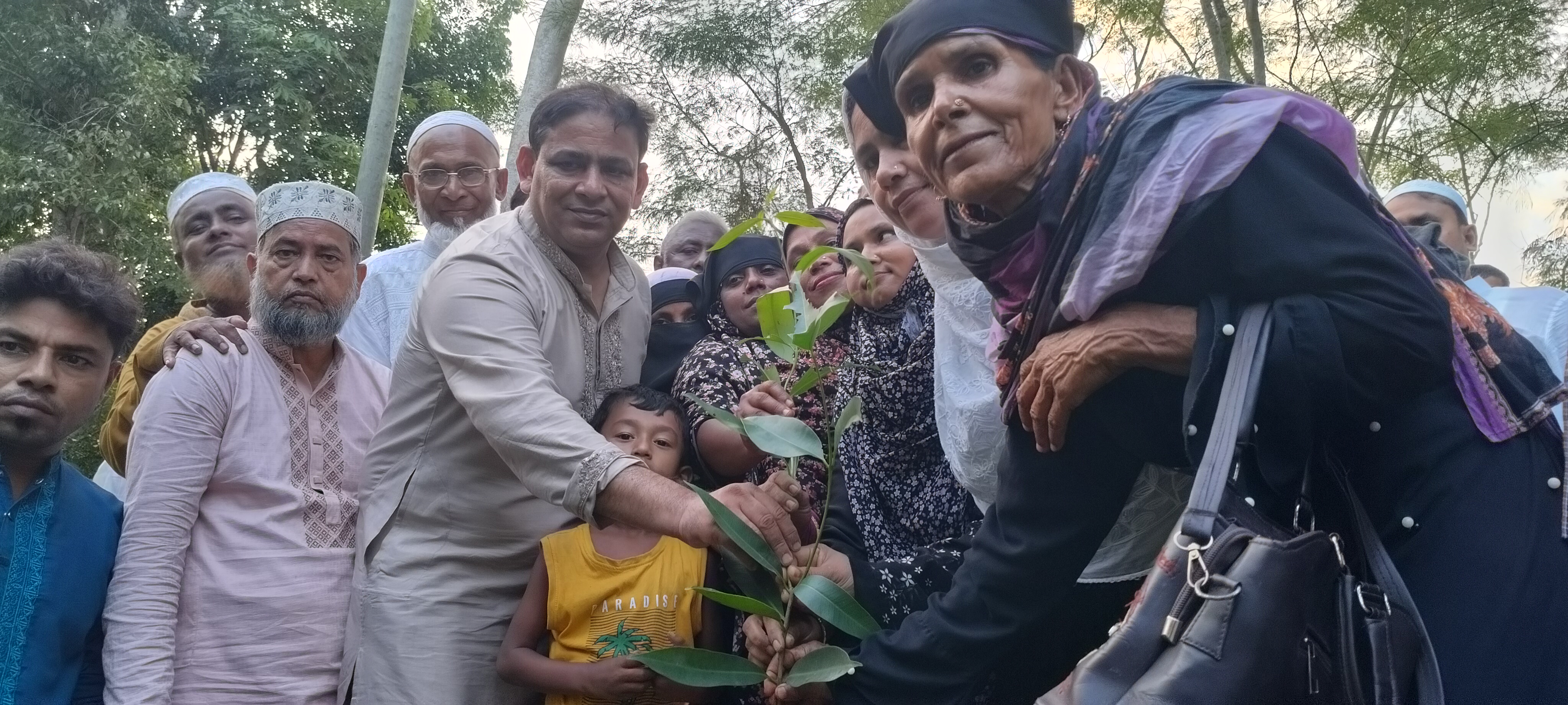 খালপাড়ে সবুজের ছোঁয়া: কালকিনিতে বৃক্ষরোপণ কর্মসূচির উদ্বোধন করলেন এমপি খোকন তালুকদার