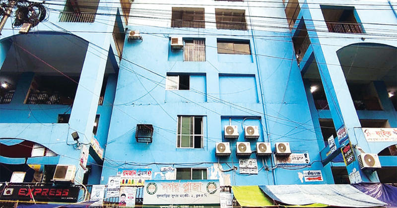 ফুলবাড়িয়া নগর প্লাজা-২  মার্কেটঃ  জামায়াত নেতা সুমন গংদের দখলে 