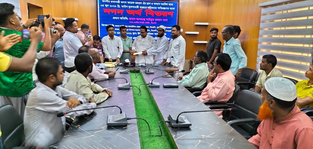 ভূরুঙ্গামারীতে অগ্নিকাণ্ডে ক্ষতিগ্রস্ত ব্যবসায়ীদের প্রধানমন্ত্রীর আর্থিক সহায়তা প্রদান