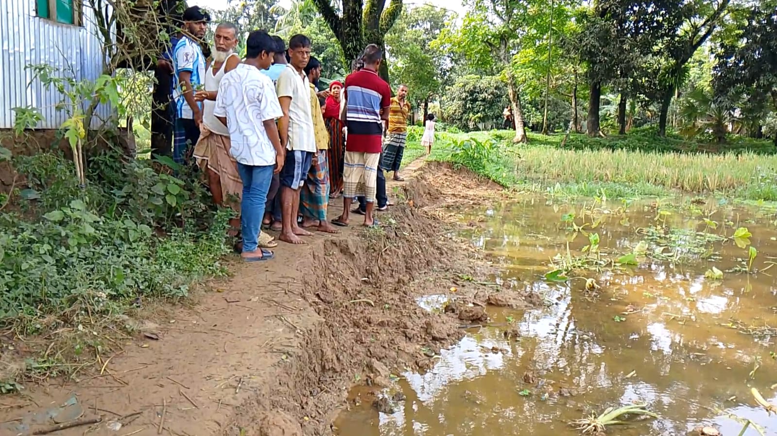 দুর্গাপুরে দাপট দেখিয়ে কেটে ফেলা হলো চলাচলের রাস্তা, দুর্ভোগে এলাকাবাসী