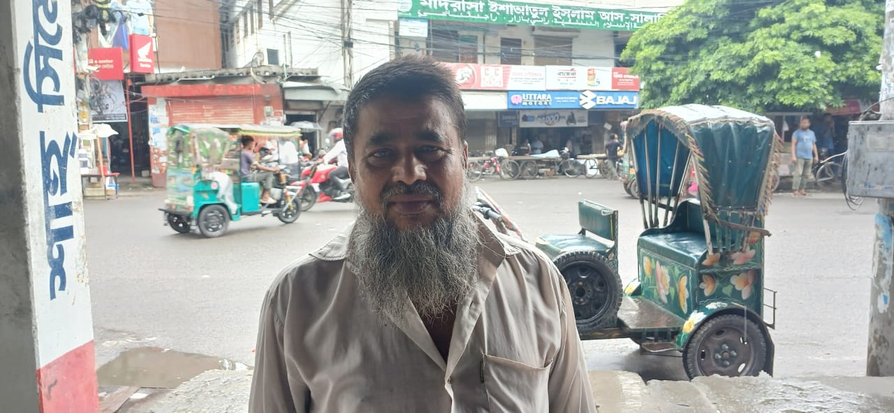 রিকশা চালিয়ে সন্তানকে লেখাপড়া করান বাবা