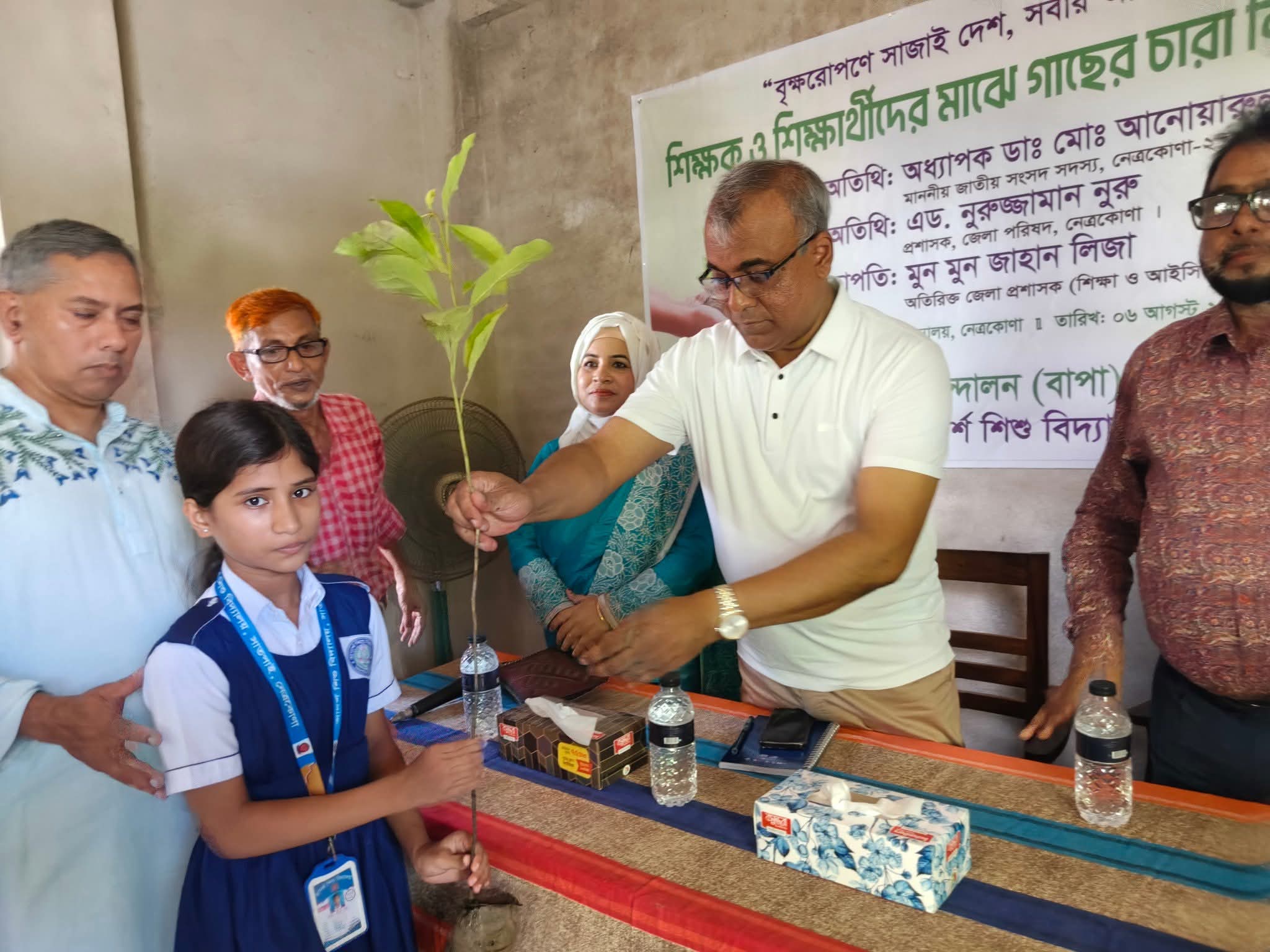 সবুজায়নে উৎসাহিত করতে নেত্রকোণায় শিক্ষার্থীদের মধ্যে গাছের চারা বিতরণ