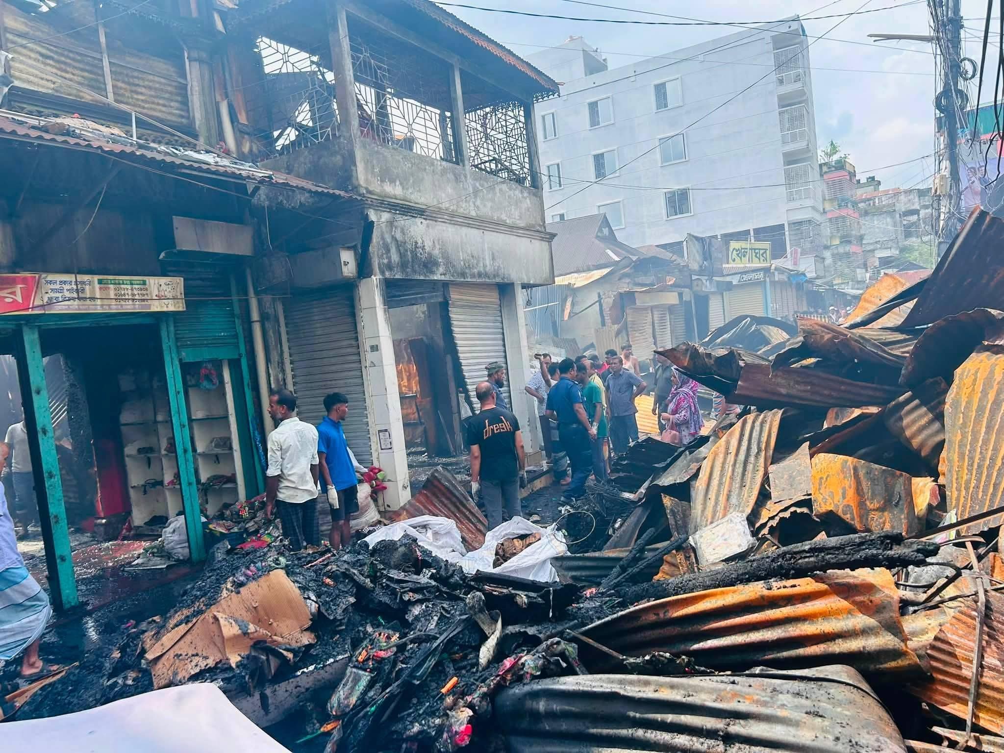 নেত্রকোণায় ভয়াবহ অগ্নিকান্ডে দোকান ও বসতঘর পুড়ে ছাই-ব্যাপক ক্ষয়ক্ষতি, আহত পাঁচ