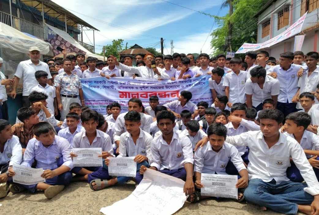 কলমাকান্দায় বিদ্যালয়ের বেদখল হওয়া জমি উদ্ধার সহ ছয় দফা দাবিতে শিক্ষার্থীদের অবস্থান কর্মসূচি 