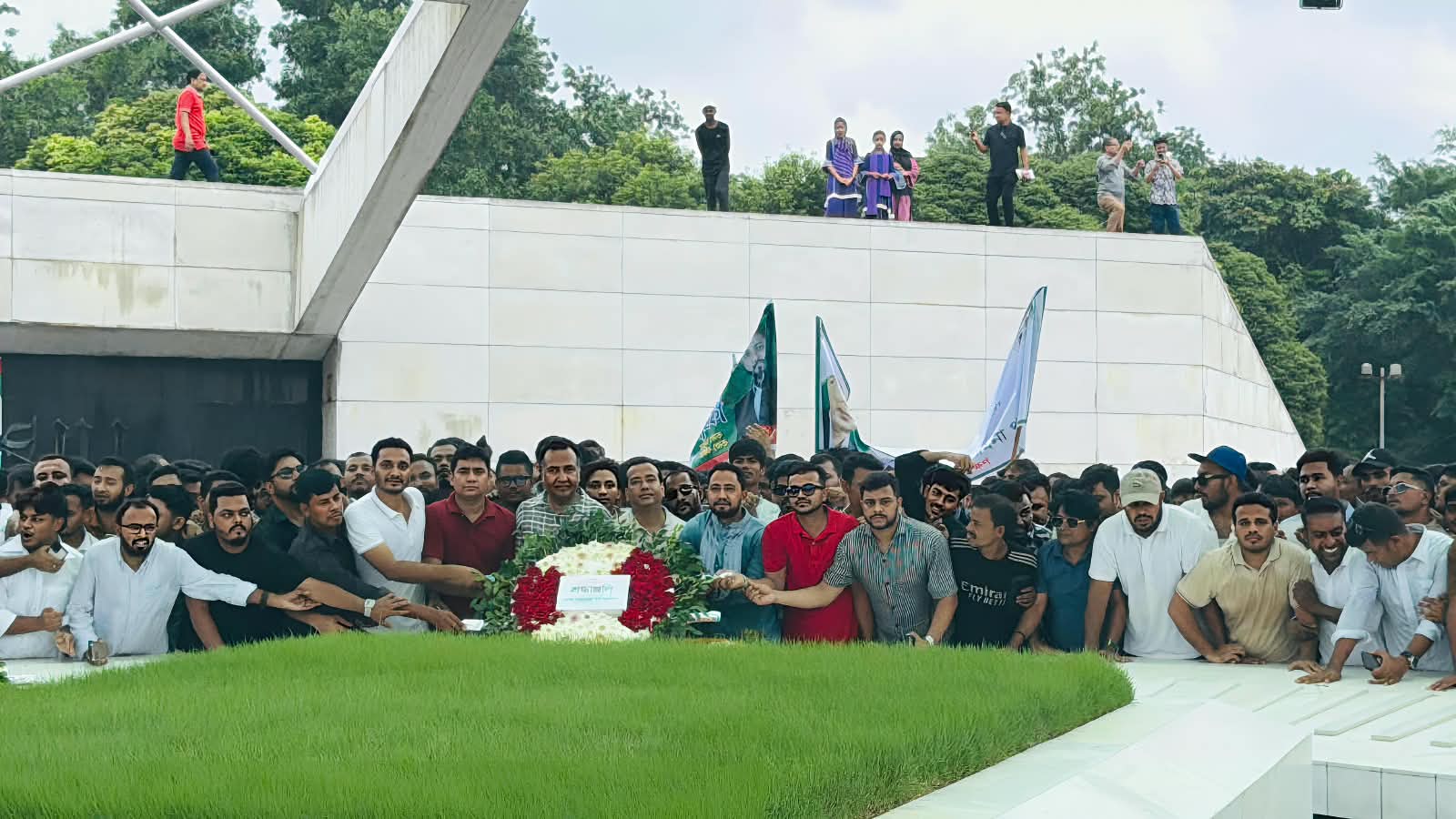 বিএনপির প্রতিষ্ঠাবার্ষিকীতে জিয়াউর রহমান ও খালেদা জিয়ার মাজারে ঢাকা মহানগর পূর্ব ছাত্রদলের শ্রদ্ধা