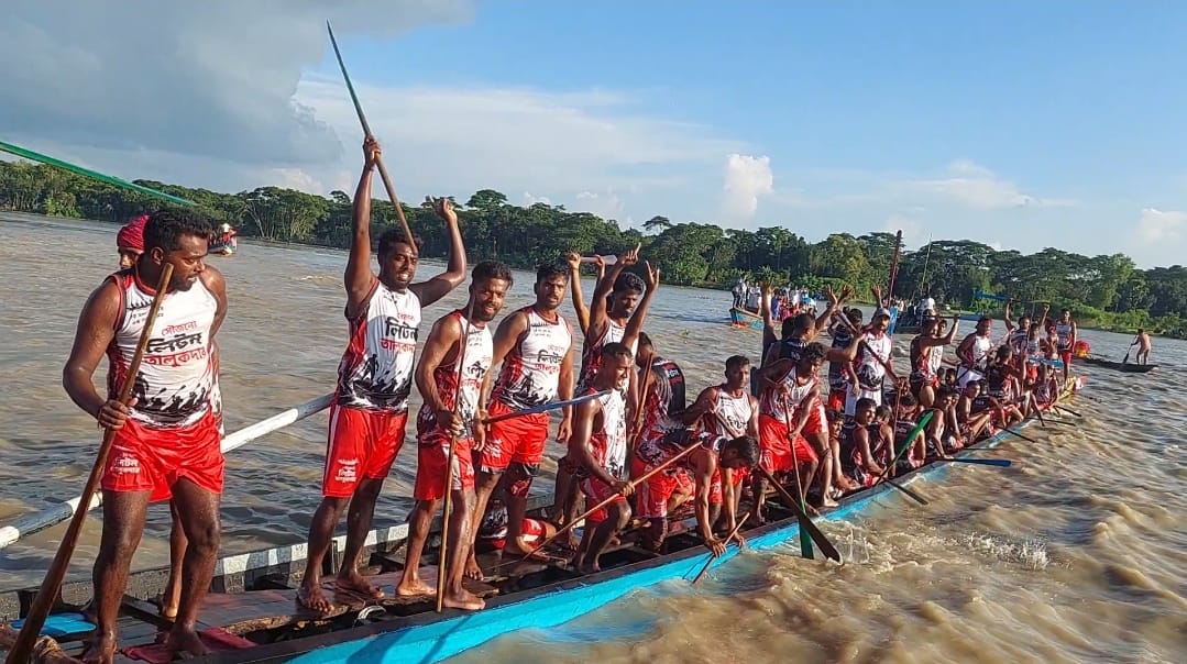কালকিনিতে আড়িয়াল খাঁ নদে বিশাল নৌকা বাইচ অনুষ্ঠিত