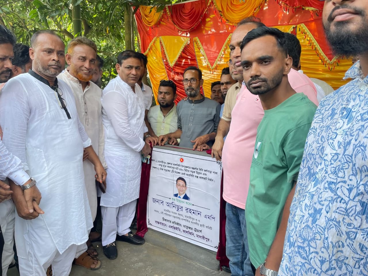 ডাসারে সড়ক উন্নয়ন কাজের উদ্বোধন করলেন এমপি খোকন