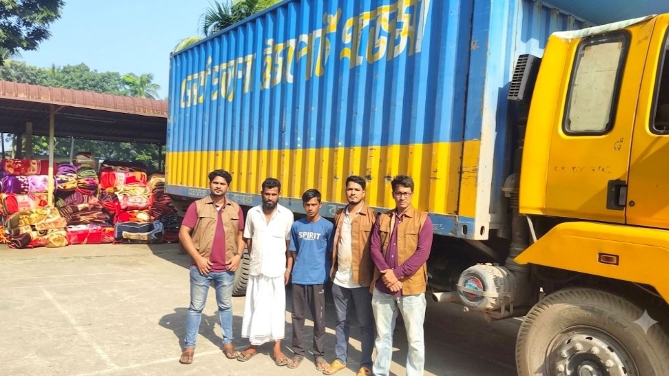 পুলিশ দেখে পালানোর চেষ্টা, নেত্রকোণায় বিপুল পরিমাণ চোরাই কম্বলসহ আটক ২ 