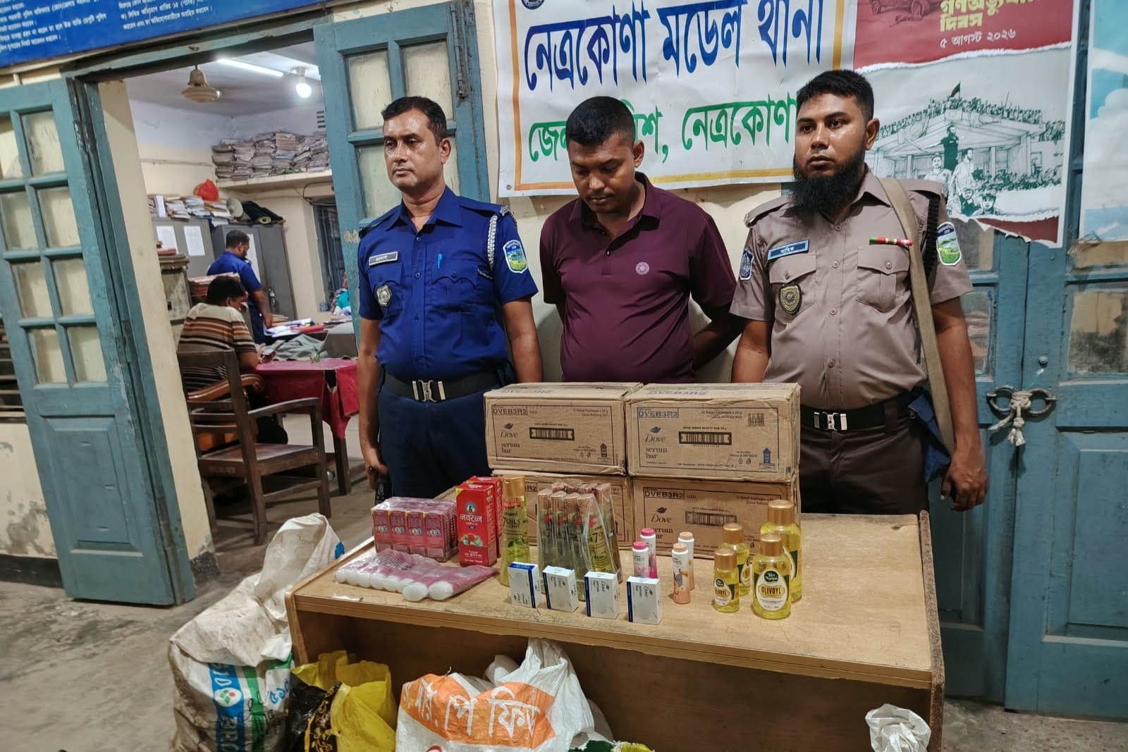 লোকচক্ষু আড়াল করতেই আবাসিক বাসায় ভারতীয় চোরাই পণ্যের গুদাম, চক্রের হোতা আটক